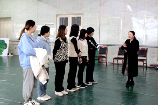 一群人在跳舞描述已自动生成